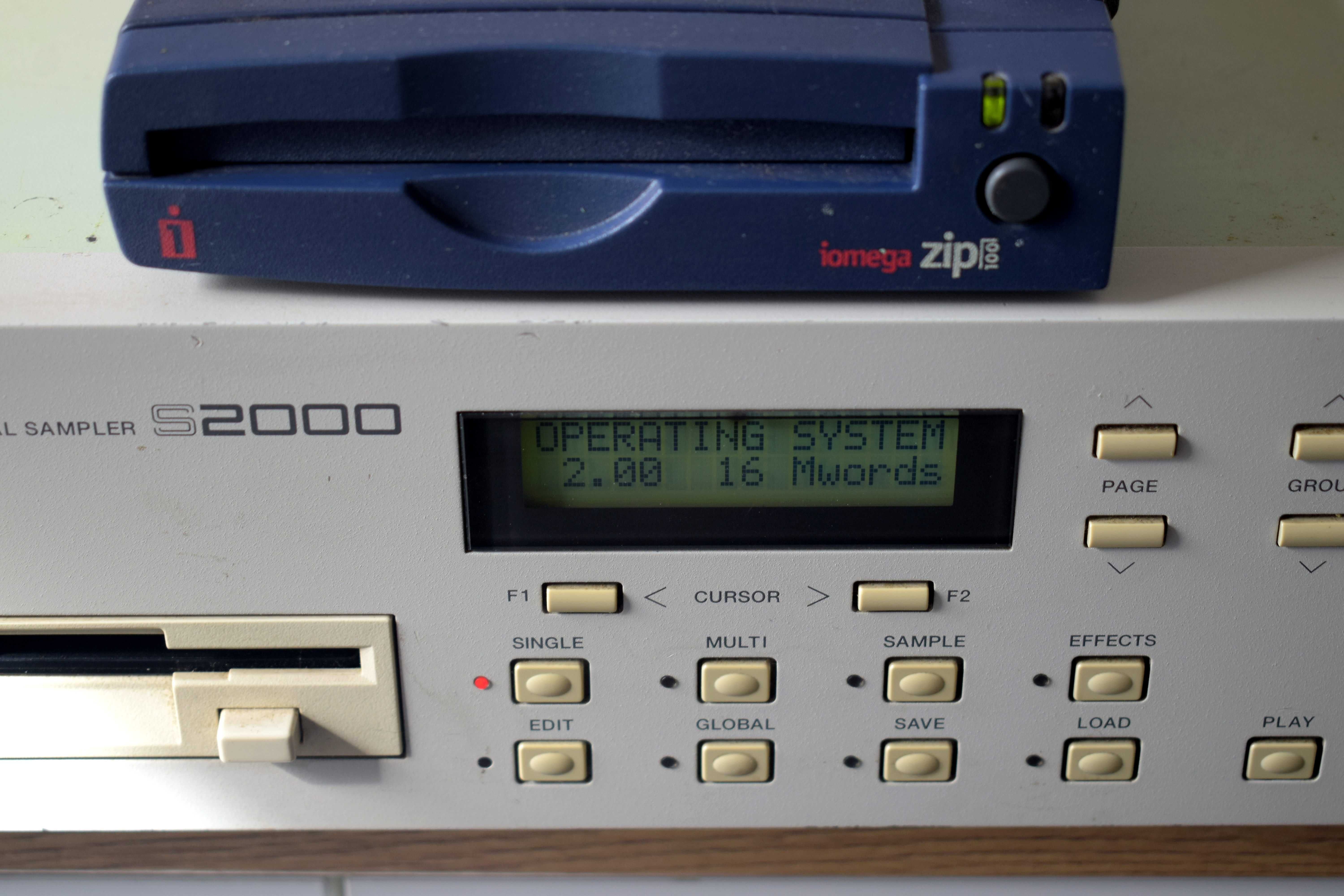 Sampler Akai S2000 + Iomega Zip