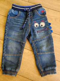 Jeansowe spodnie ze stworkiem dla chłopca r 86/92