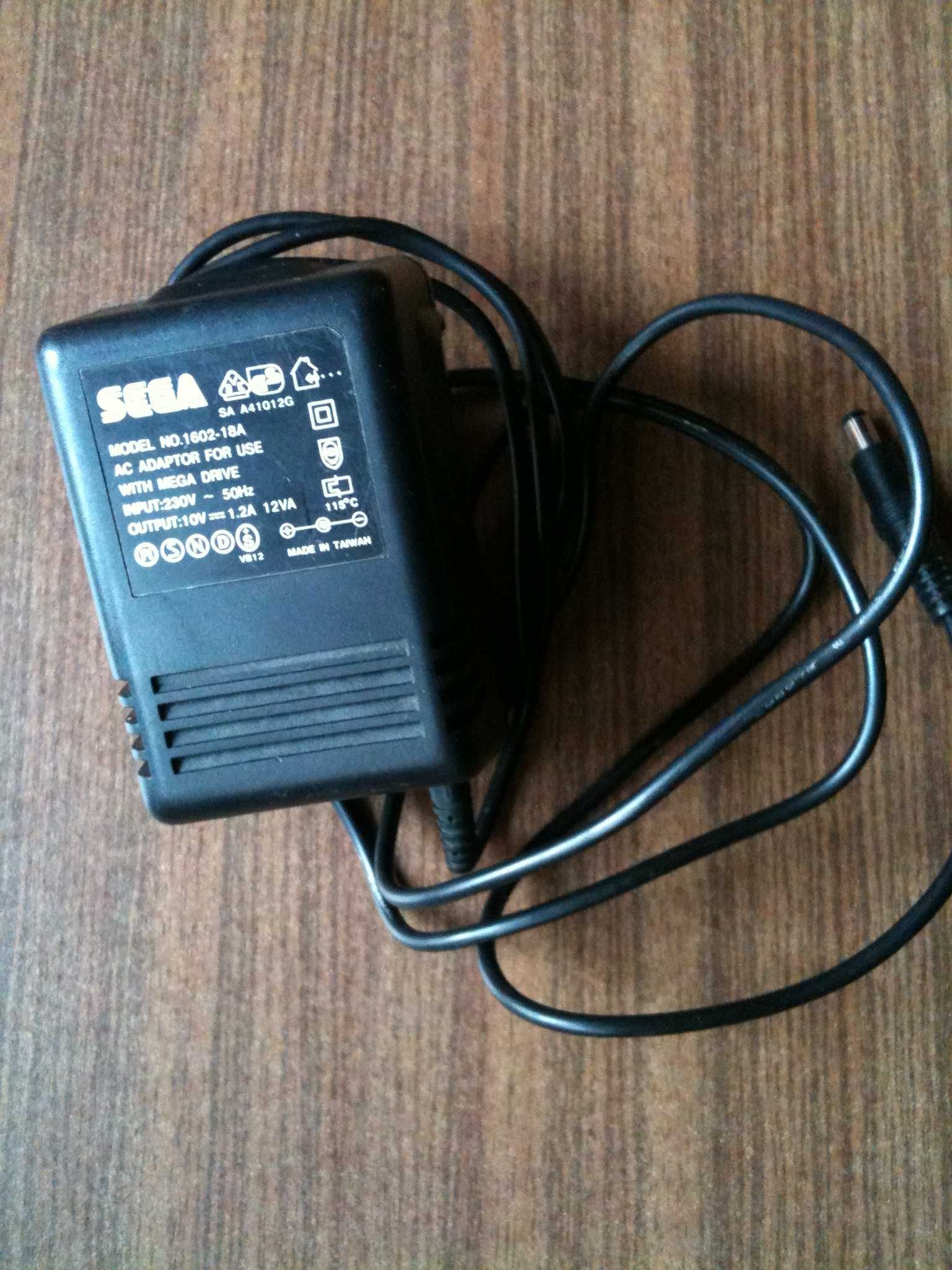 Приставку Sega Mega Drive 1 (PAL) с двумя геймпадами и SCART