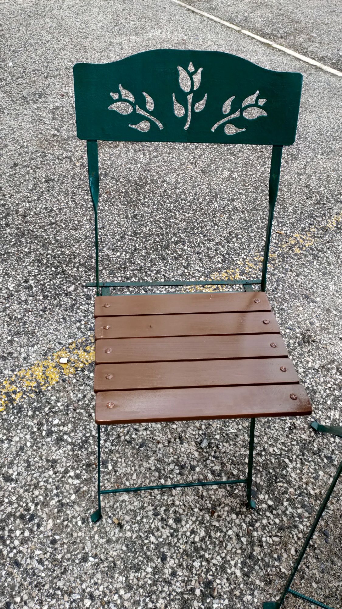 Mesa e cadeiras de jardim rústico
