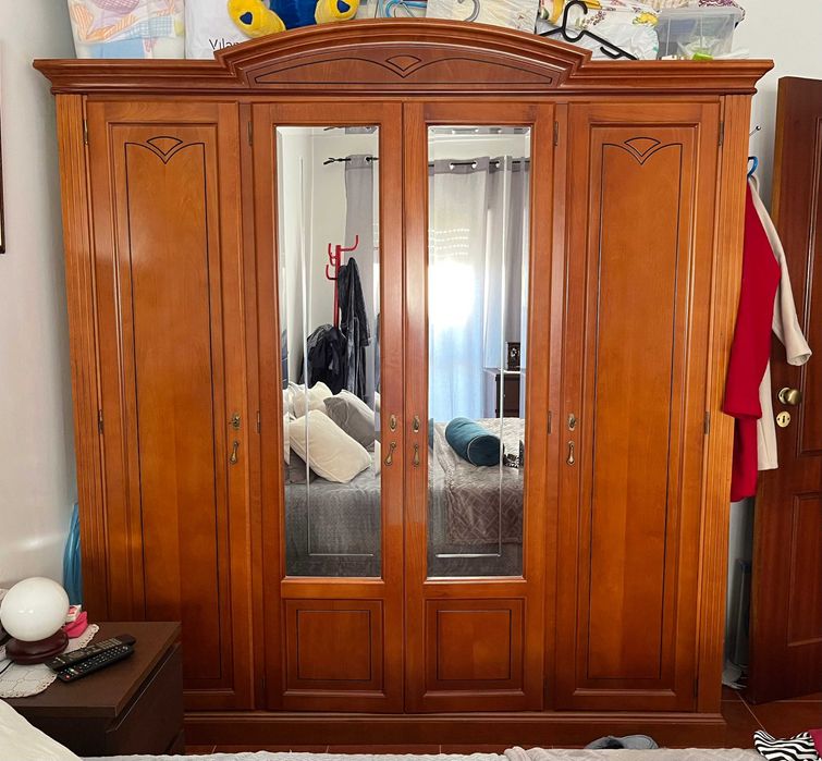 Roupeiro em madeira cerejeira