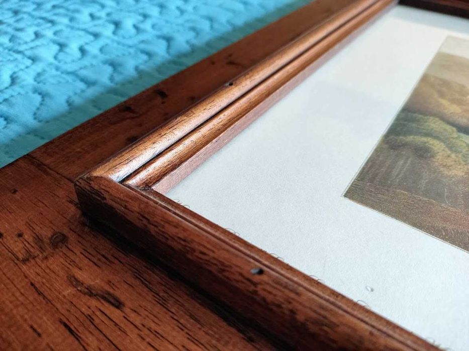 Par de molduras em madeira rústica com efeitos sobrelevados