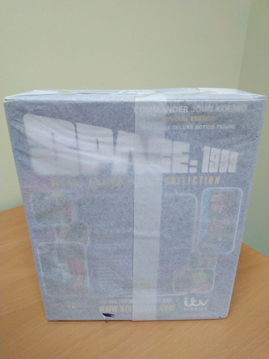 Espaço 1999: Figura John Koenig da Sixteen 12