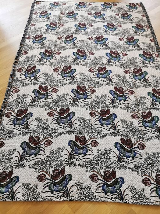 Elegancki obrus / narzuta z Wietnamu – orientalny kwiatowy wzór