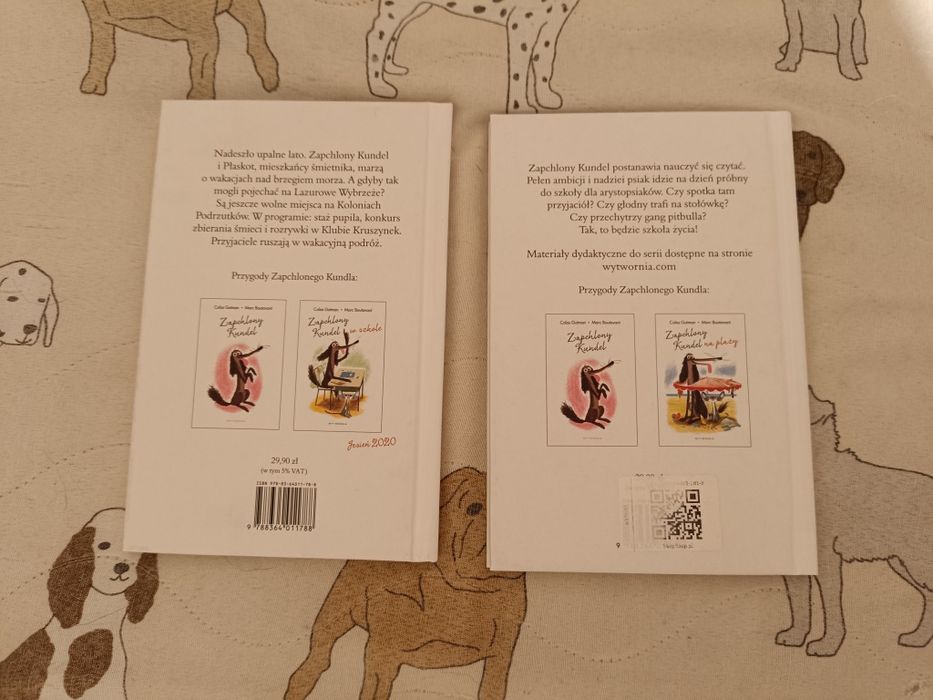 Zapchlony kundel na plaży i w szkole