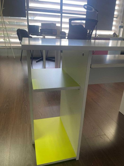 Secretária branca e verde lima para escritório ou estudo 140x57x75