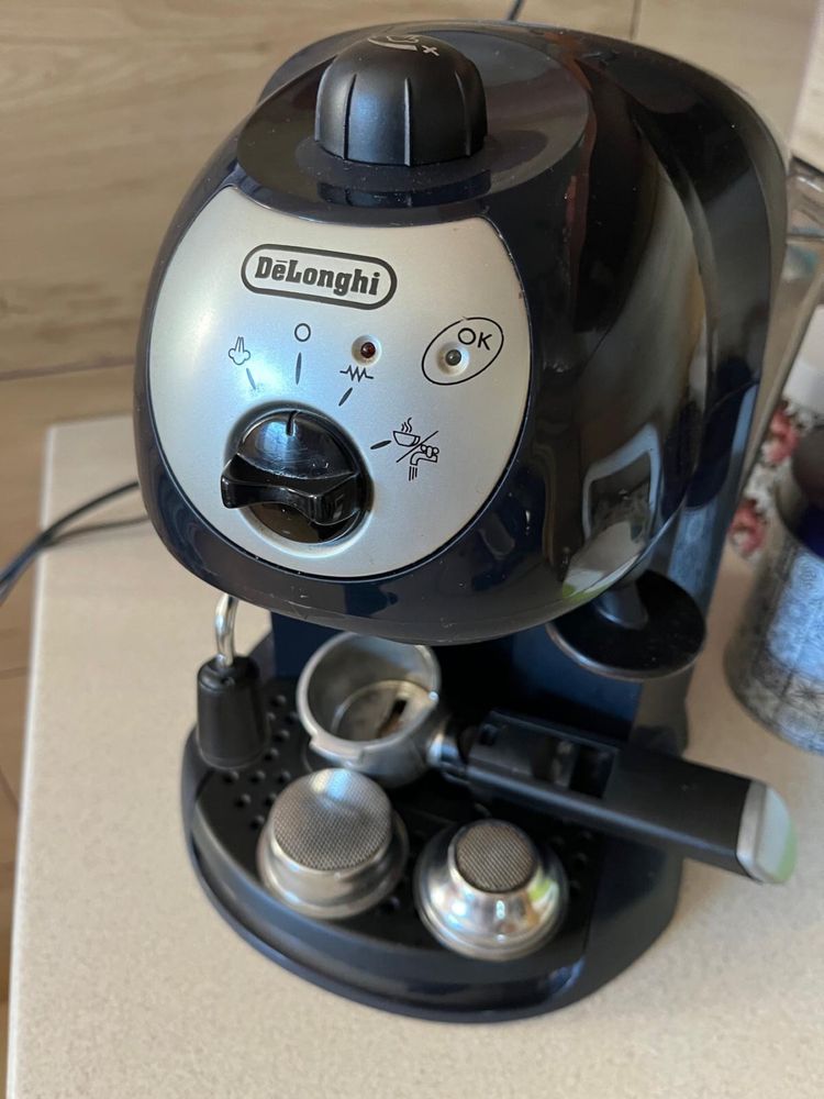 Ekspres kolbowy ciśnieniowy do kawy - DeLonghi EC 190 CD
