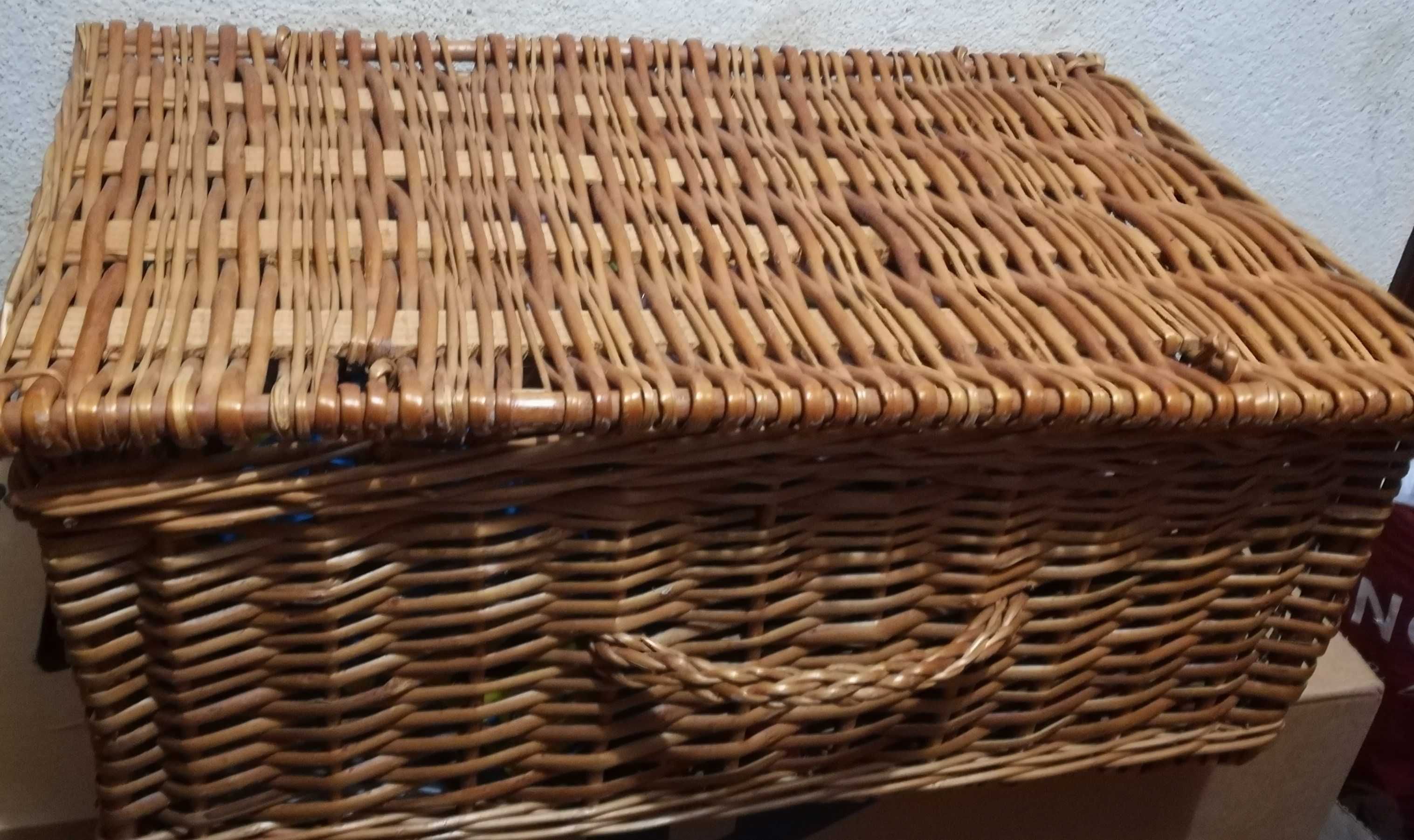 Cesto, arca, mala, caixa, cesta em vime (verga) e madeira