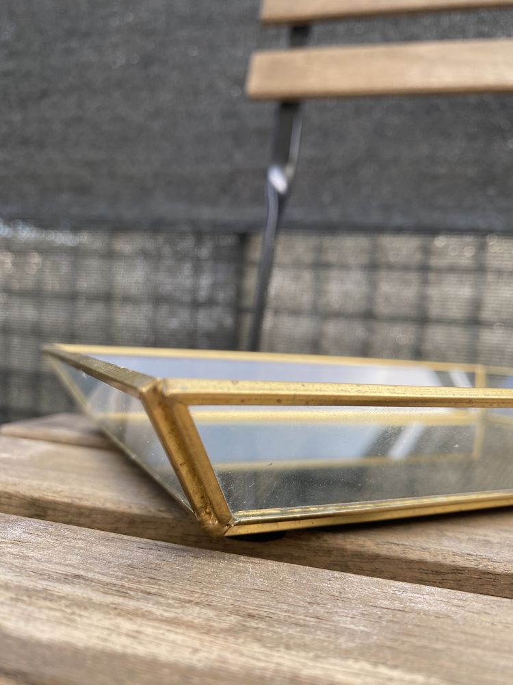 Piękna złota taca szklana z lustrem