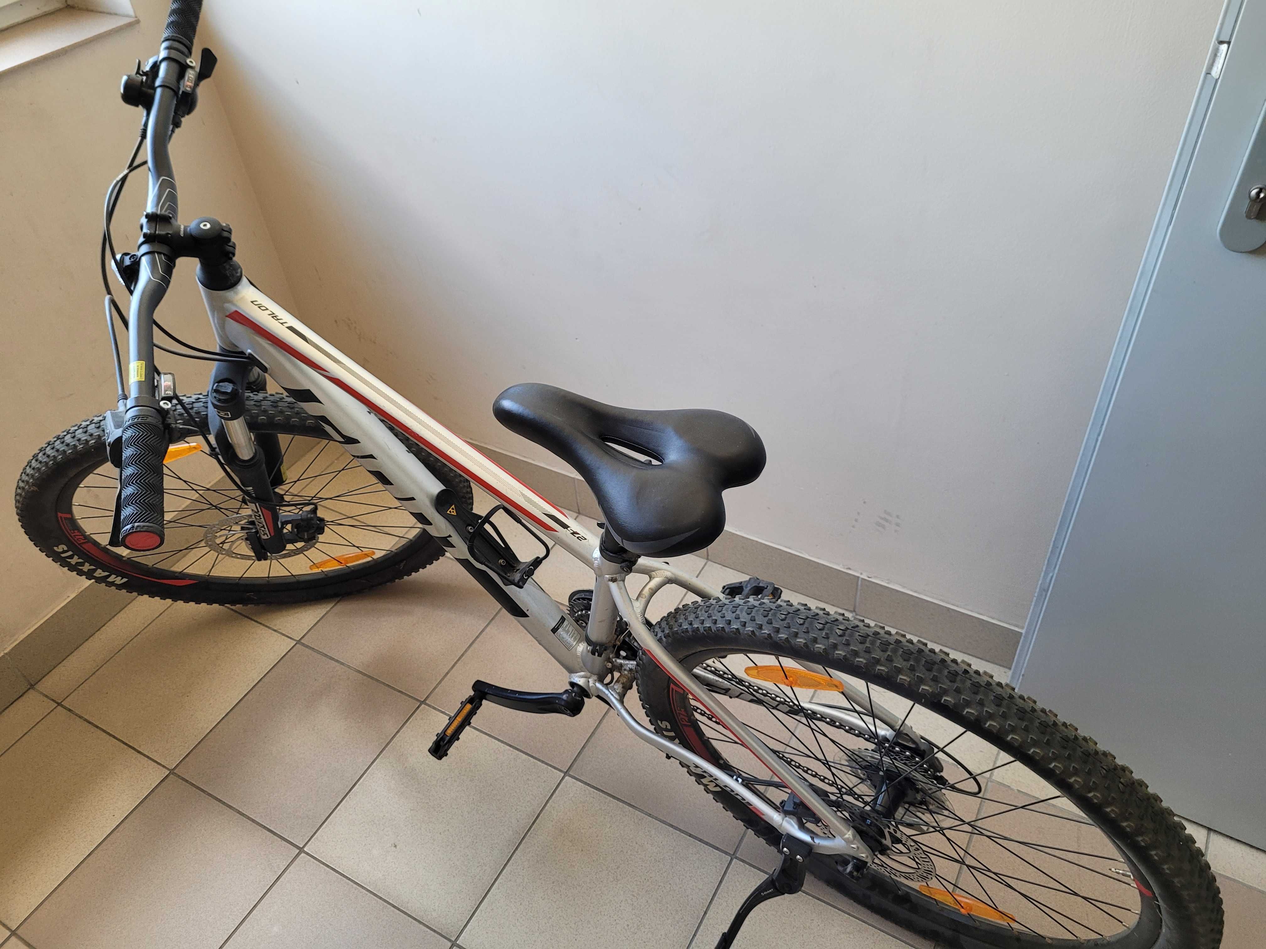 MTB Giant Talon 3 2018, koła 27.5 cala, srebrny z czerwonymi akcentami