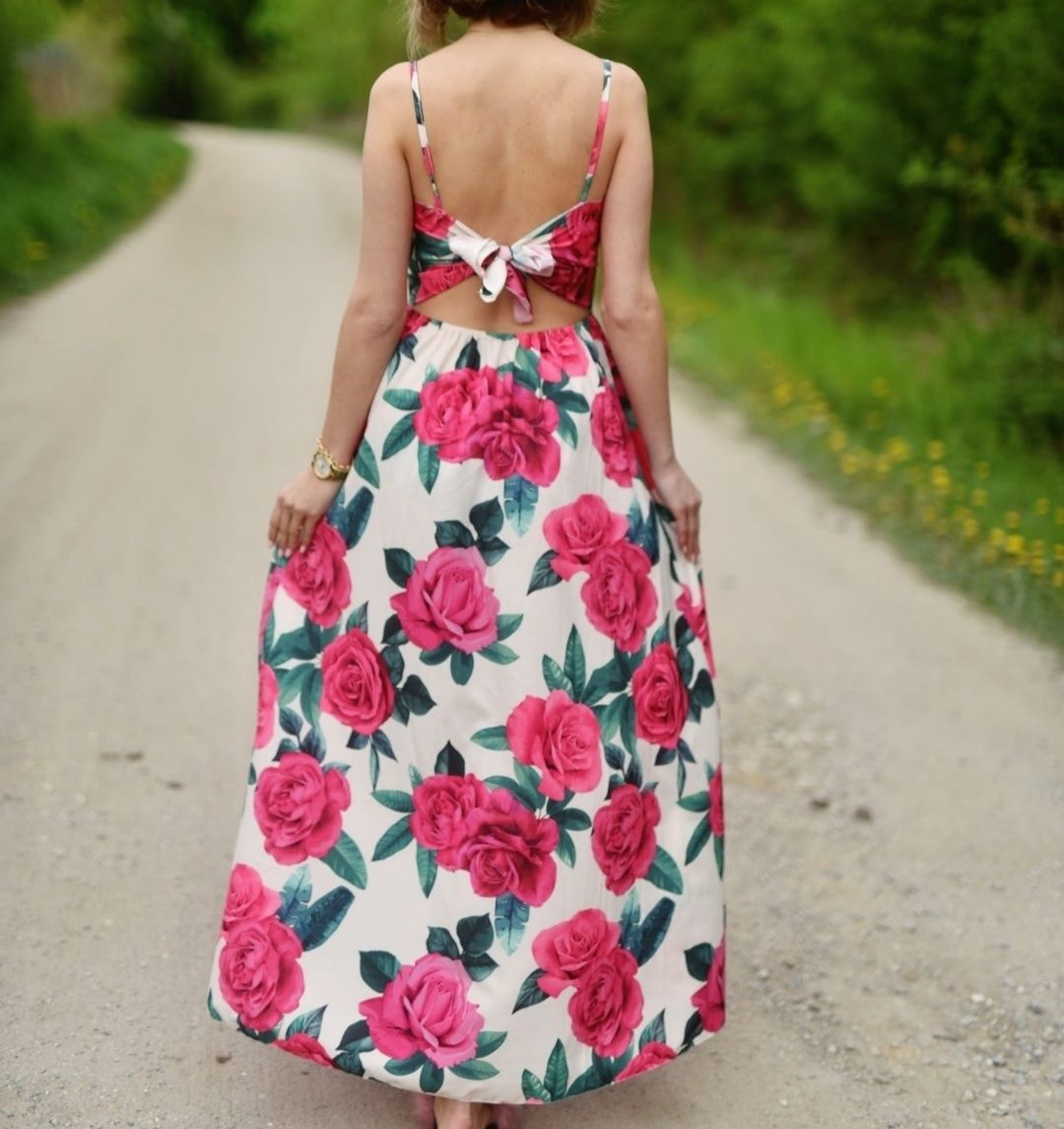 Sukienka kwiatowa z rozporkami.