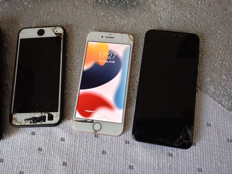 Zestaw smartfonów, iPhone, Motorola, Powerbank, etui i słuchawki