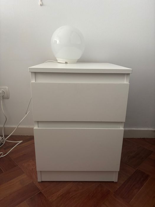 2 mesas de cabeceira Kullen.