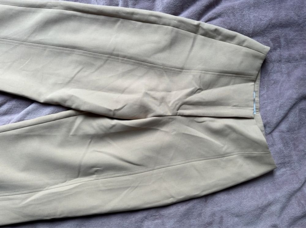 Beżowe spodnie z wysokim stanem Reserved r. 36 S