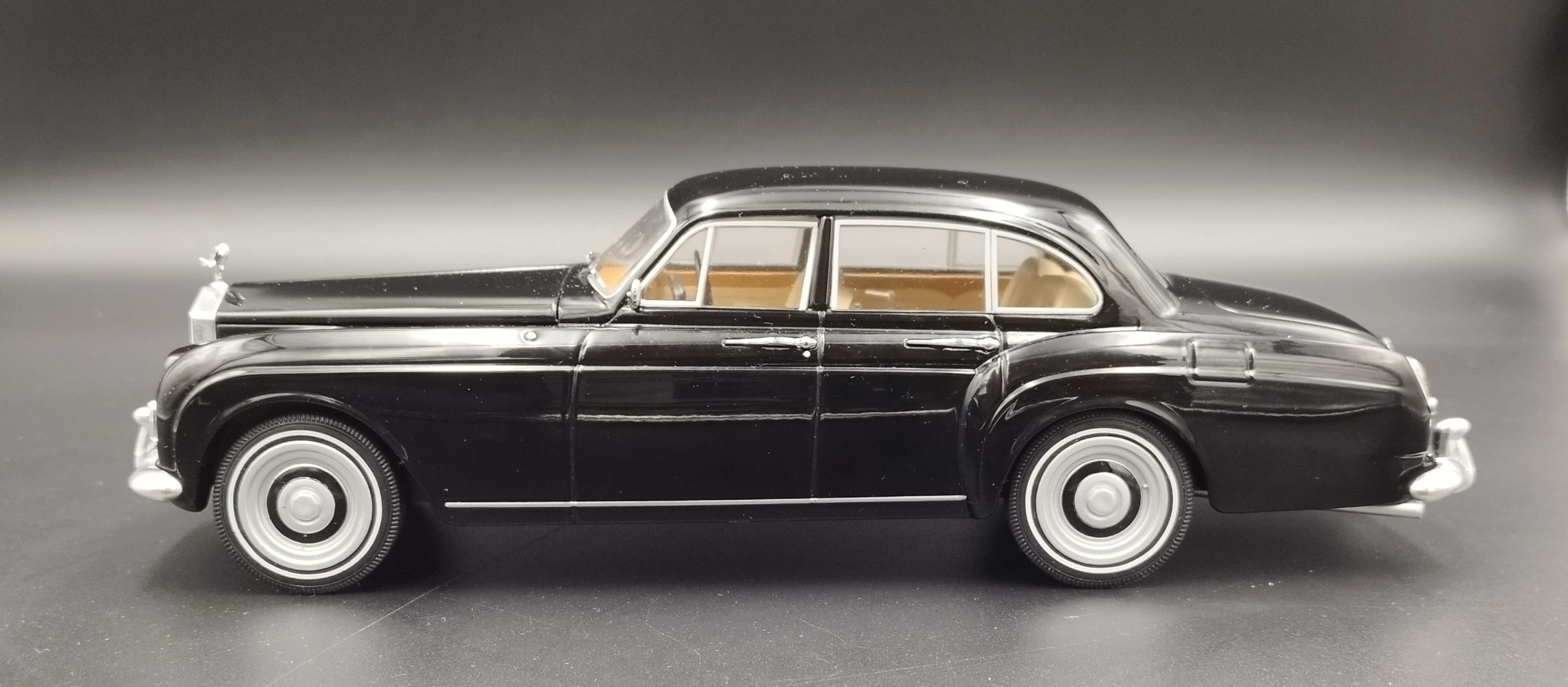 1:18 MCG 1965 Rolls Royce Silver Cloud III model uszkodzony