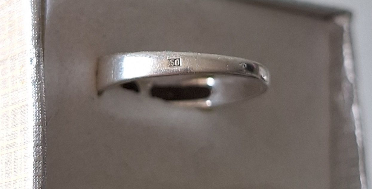 Srebrny pierścionek z bursztynem r.14, średnica 17,2 mm