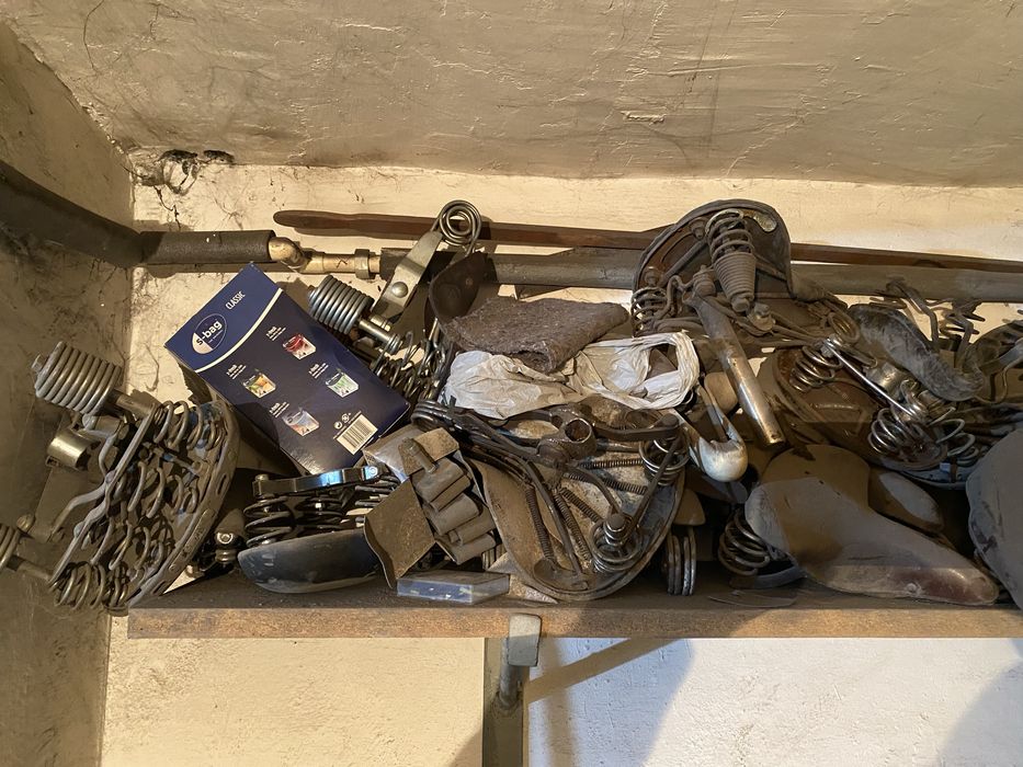 Stare rowery, skorzane siodełka, osprzęt