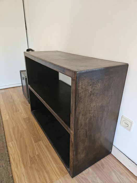 Estante para TV ou decorativa em couro