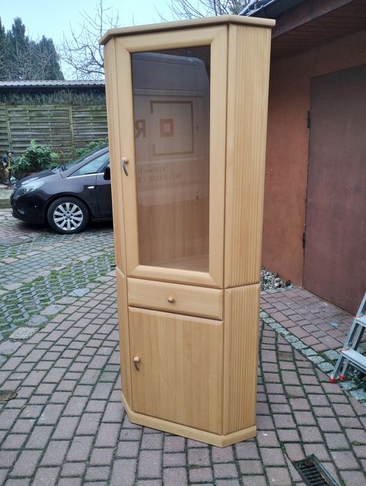 Witryna narożna podświetlana