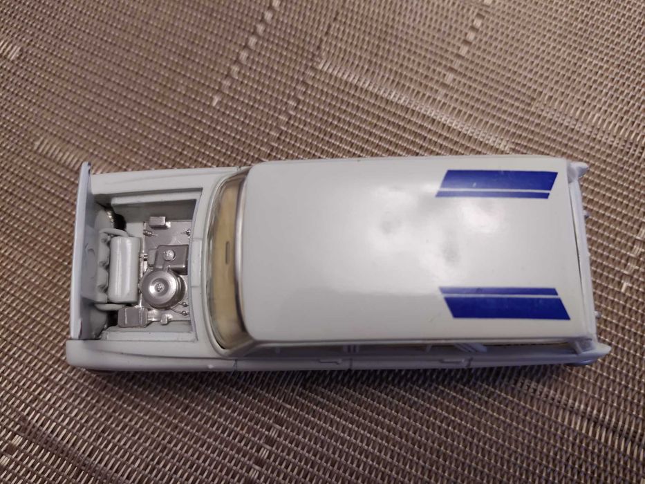 Продам модель машинки 1:43  70-х годов москвич 427, 403