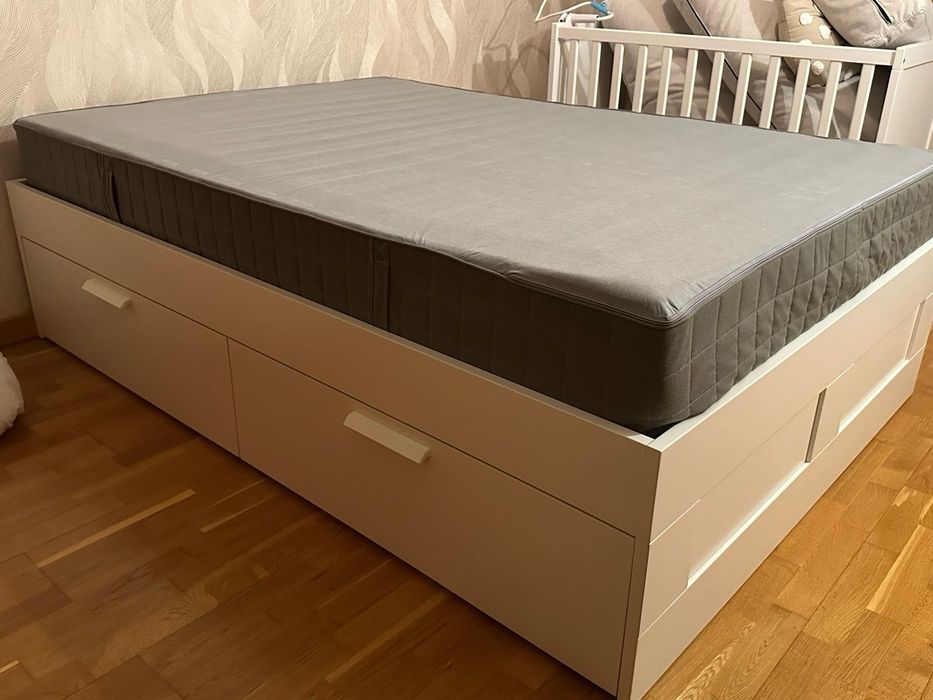 Cama com arrumação Brimnes