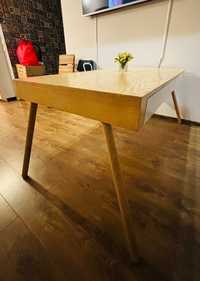 Designerski stół z drewna (dąb)