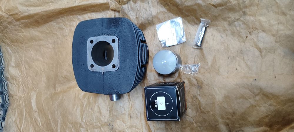 Cylinder WSK 125 po szlifie nowy tłok ALIEN AK 20 żeliwny PRL ZMD