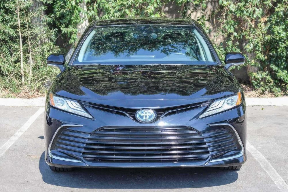 Toyota Camry Hybrid XLE      2024
