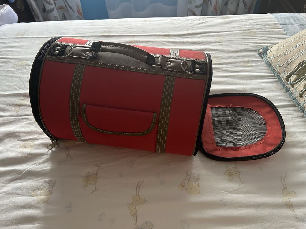 Caixa transportadora de gato vermelha