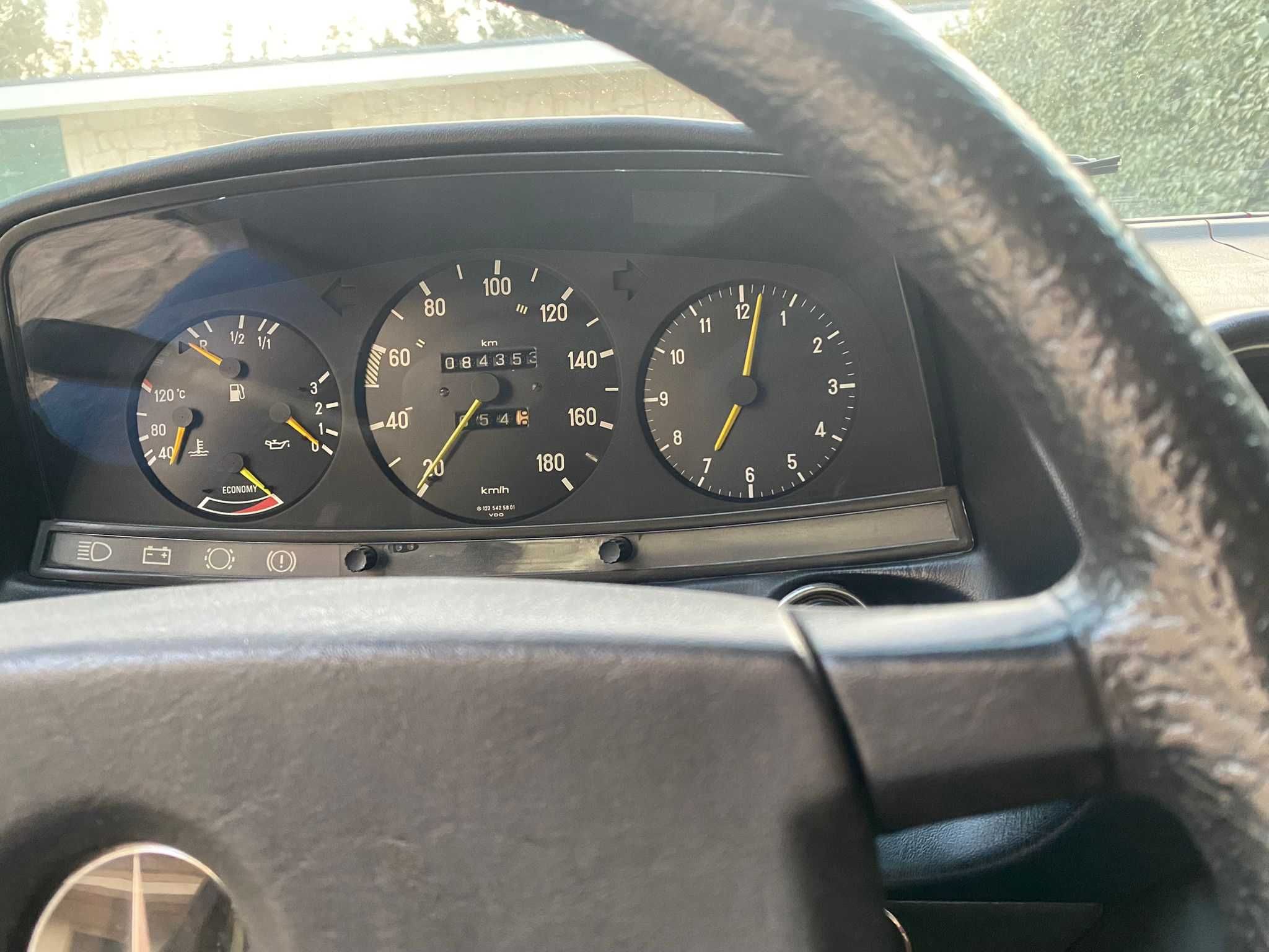 Mercedes W123 200 gasolina