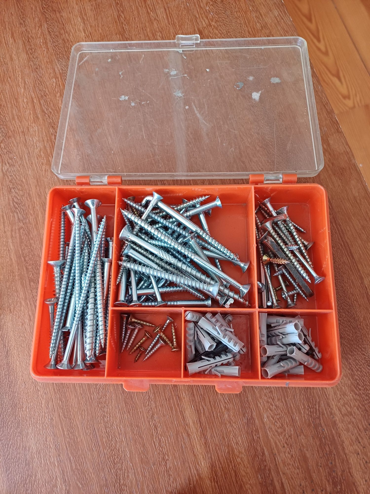 Conjunto sortido de centenas de parafusos, buchas e anilhas