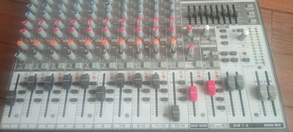 Mesa de som Behringer Xenyx 1832 FX sempre usada em sala de ensaio