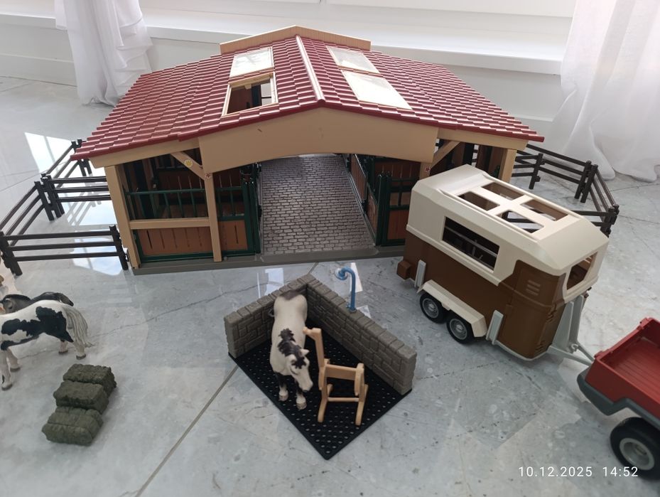 Stajnia schleich, koniki, przyczepa, myjka