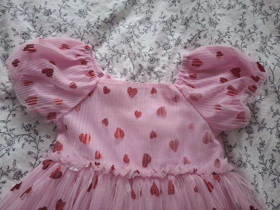 Sukienka w serduszka rozkloszowana 110-116