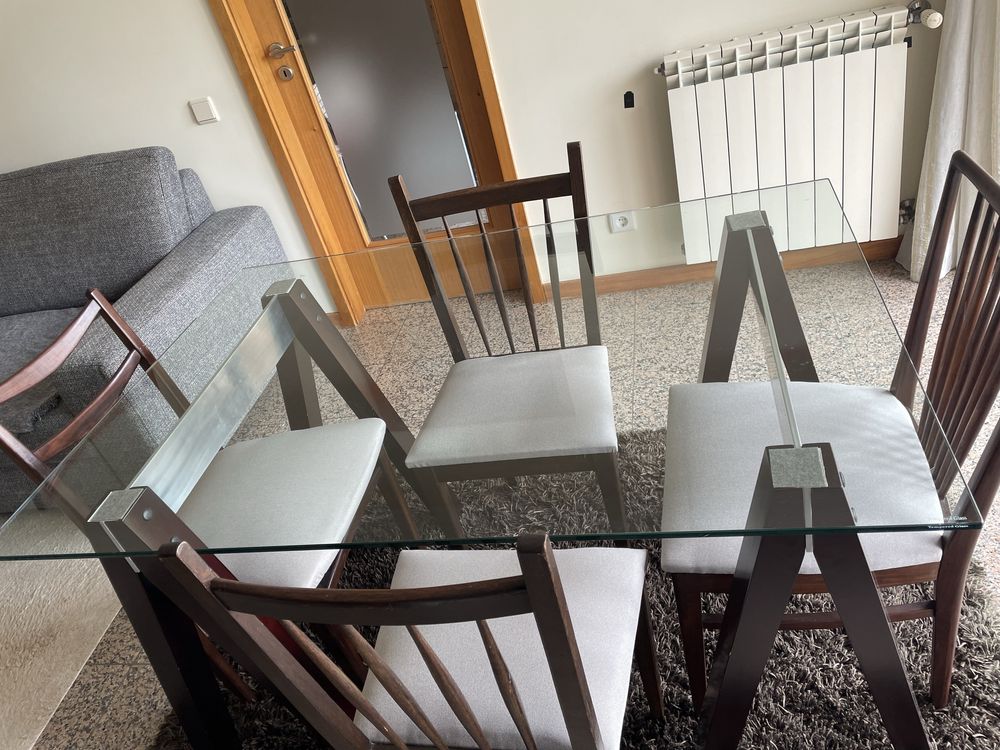Mesa com tampo de vidro