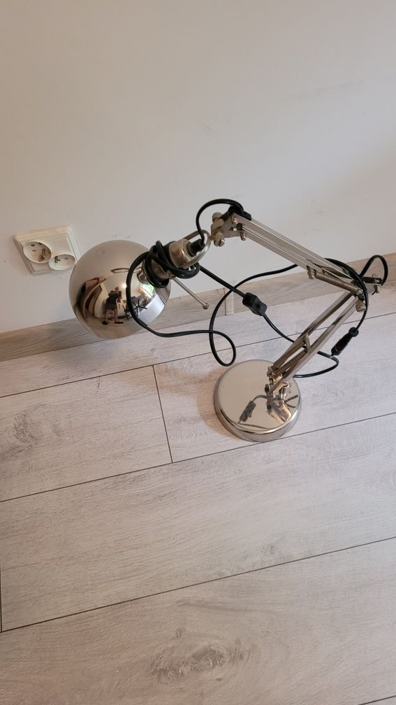 Lampa na biurko-regulowane ramie