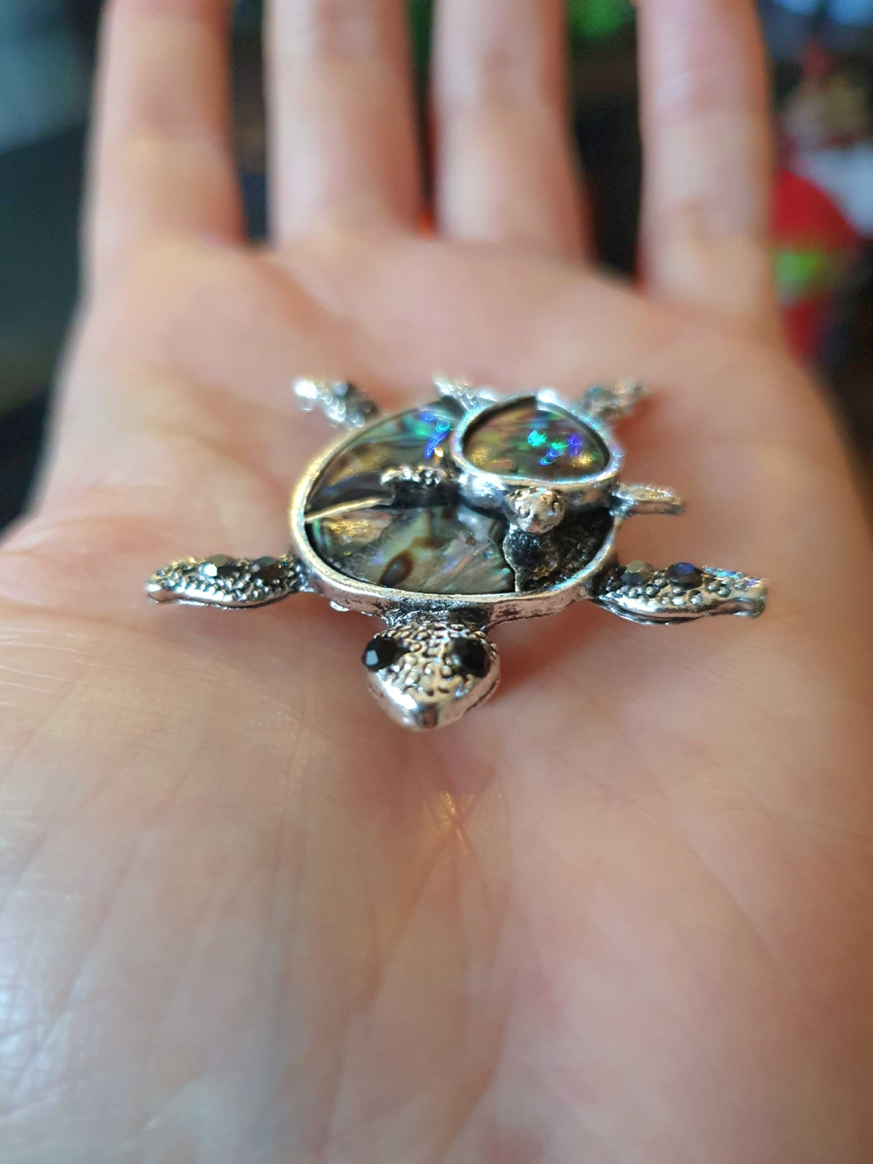 Broche / pregadeira / alfinete de peito tartaruga com bebé, com concha