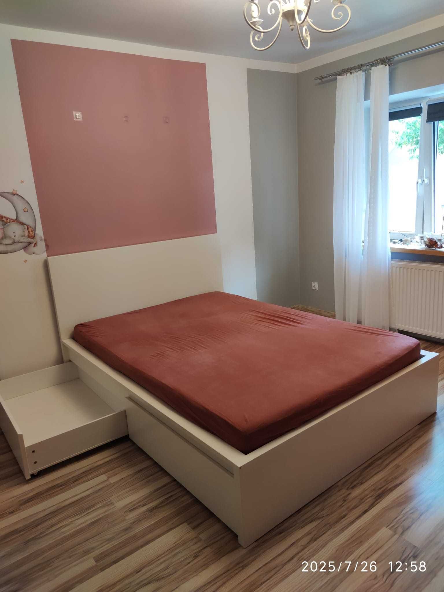 Zestaw białych mebli do sypialni