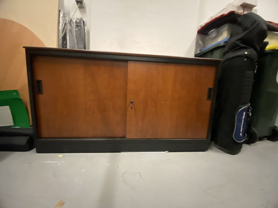 Armario, portas deslizantes e topo em madeira cerejeira