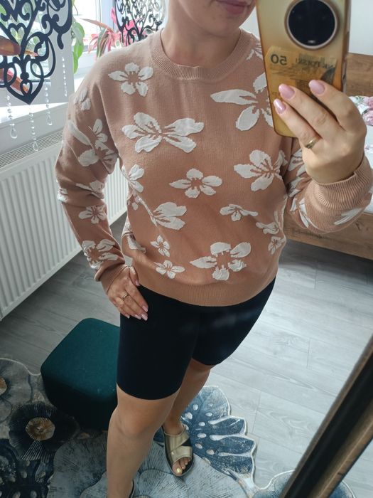 Sweter beżowy w wybijane białe kwiaty