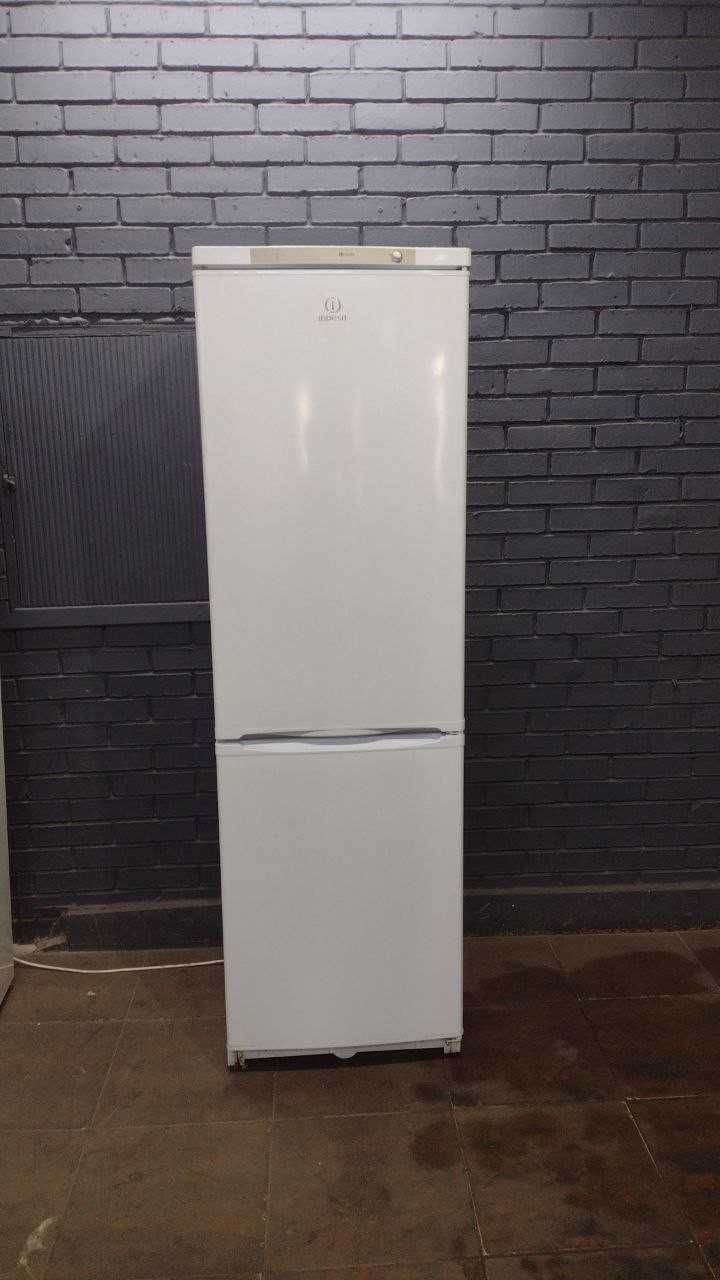 Бюджетний компактний холодильник б/у б/в стан 10/10 .Indesit NBS20AA.