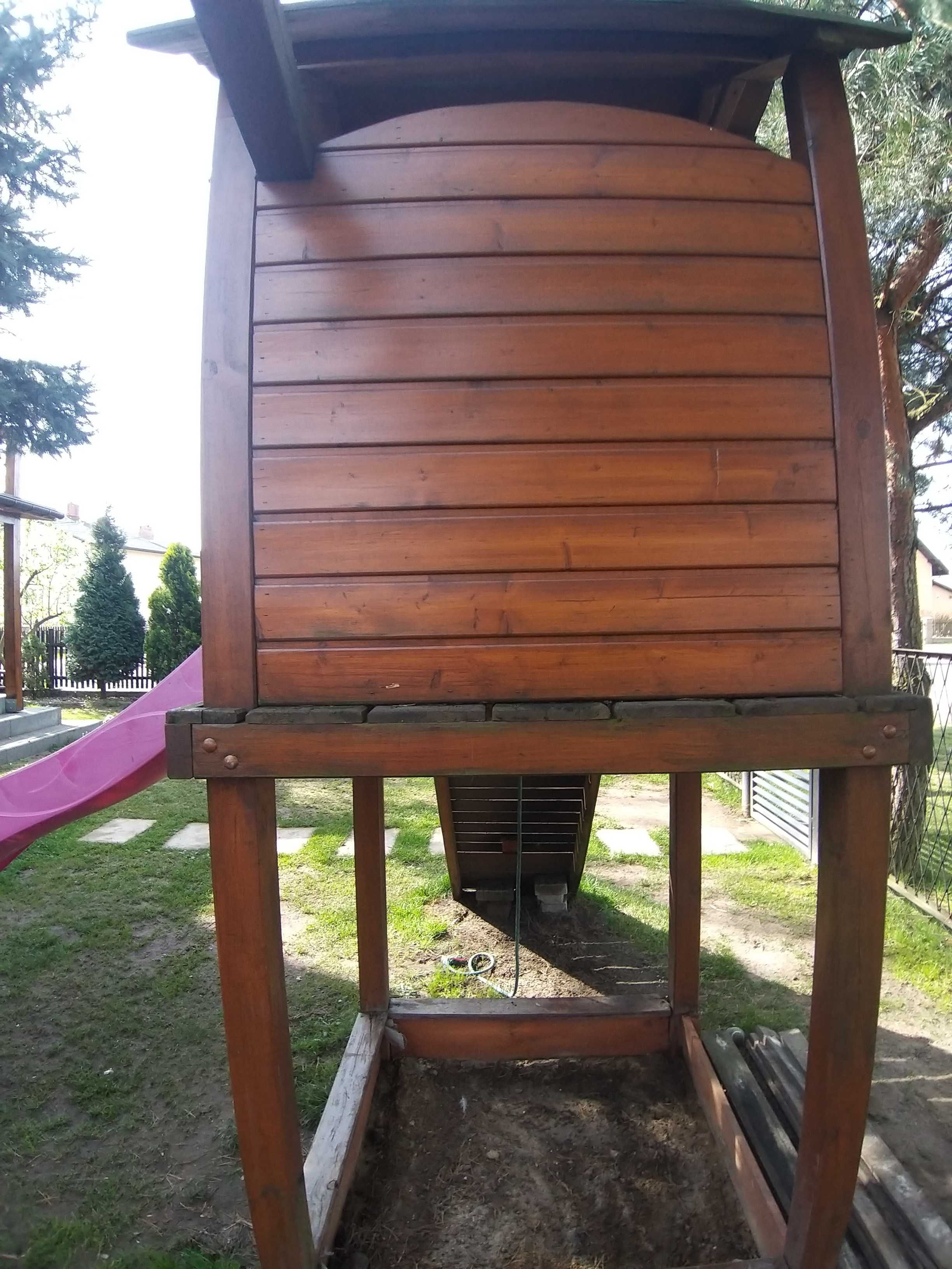Drewniany domek dla dziecka