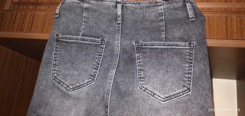 Elastyczne szare jeansy z ćwiekami - M. Sara - rozmiar 30.