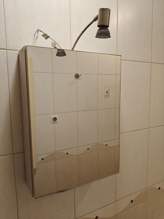 Meble łazienkowe z umywalka i baterią