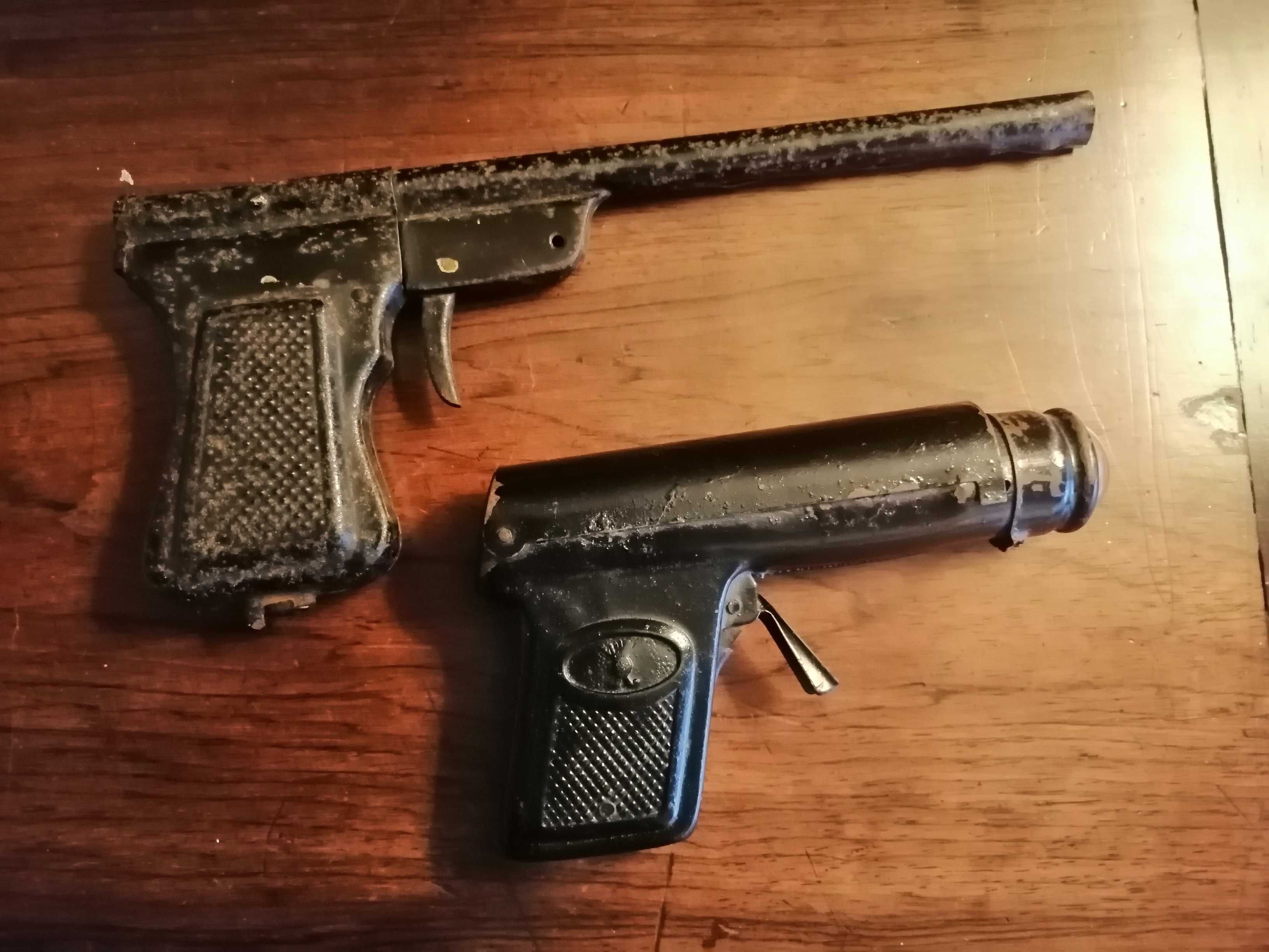 Brinquedos - duas pistolas em lata antigas