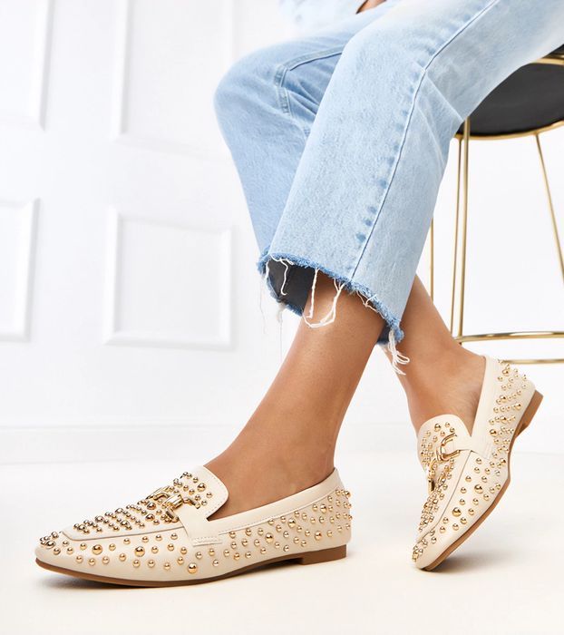 Beżowe mokasyny zdobione ćwiekami Lea