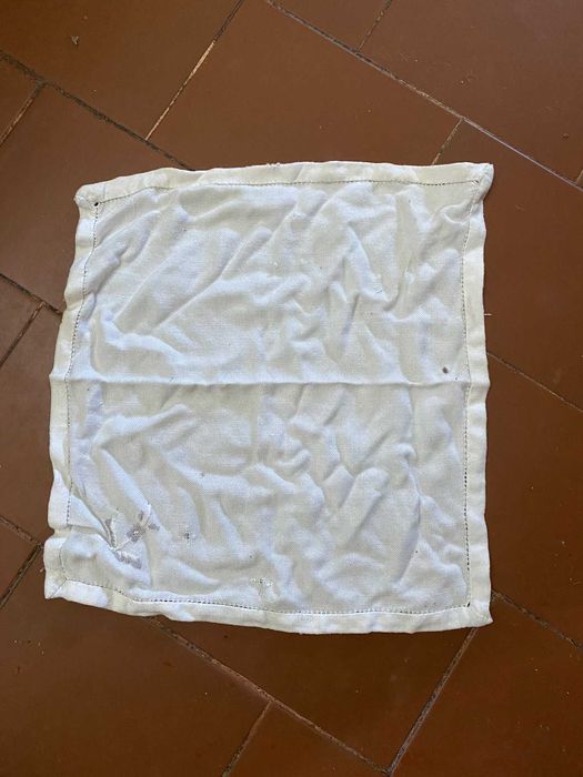 5 guardanapos de pano com detalhe flor