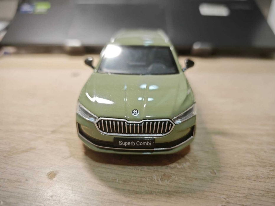 1/35 Skoda Superb miniatura