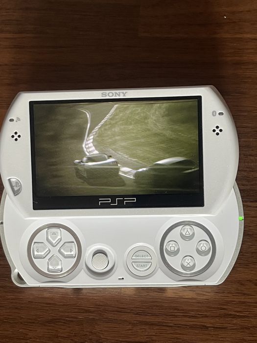 PSP Go Branca com carregador e cartão de memória