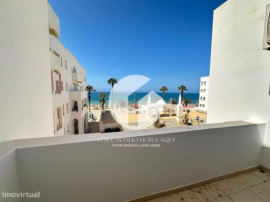 Apartamento T2 Remodelado na Primeira Linha do Mar - Quarteira